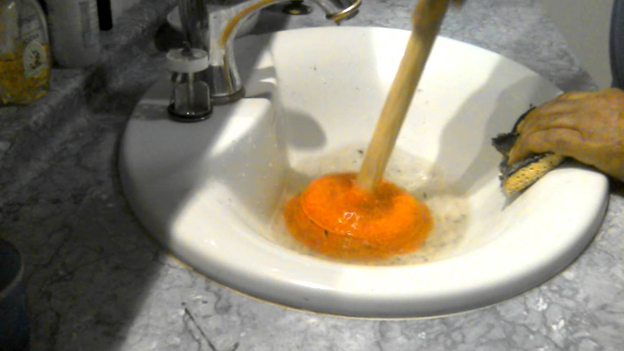 Comment déboucher un évier sans démonter le siphon, très simple !