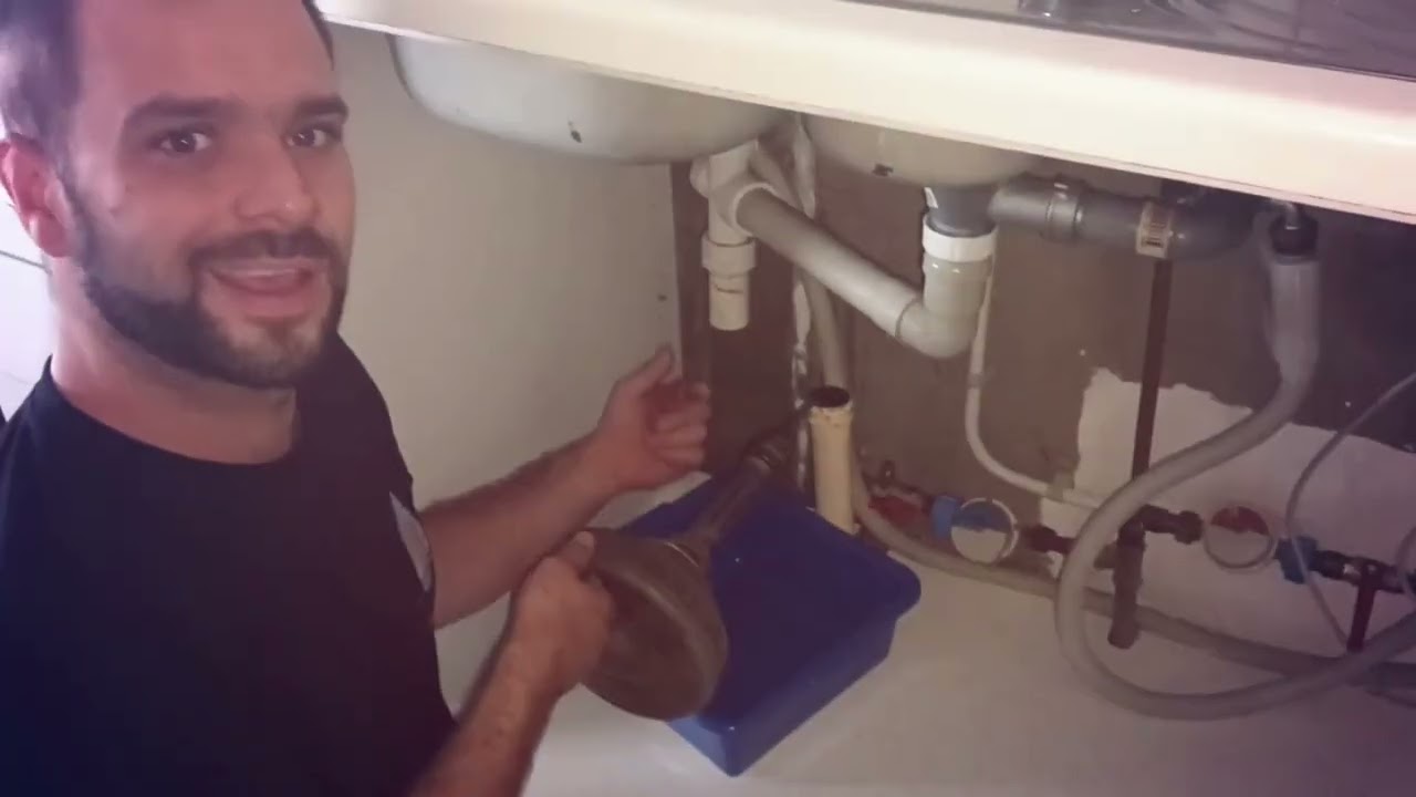 Comment déboucher un évier de cuisine soi même comme un professionnel avec un furet de débouchage ?