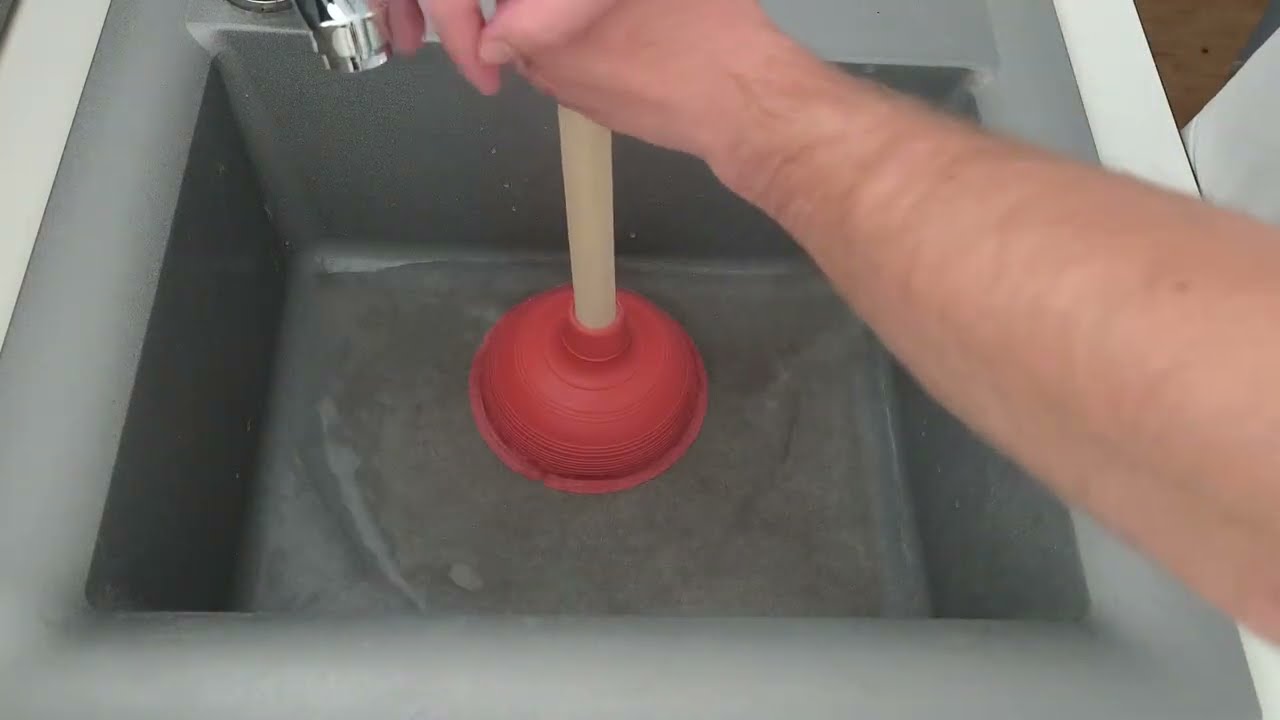 Comment déboucher un évier avec une ventouse ?