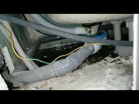 Fuite d'eau sous baignoire